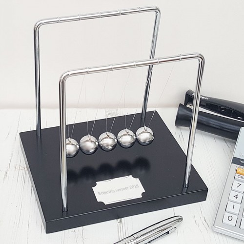 newton's cradle desk toy
